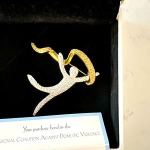 SWAROVSKI JOY PIN CRYSTAL 2000 ANNUAL EDITION PIN NEW